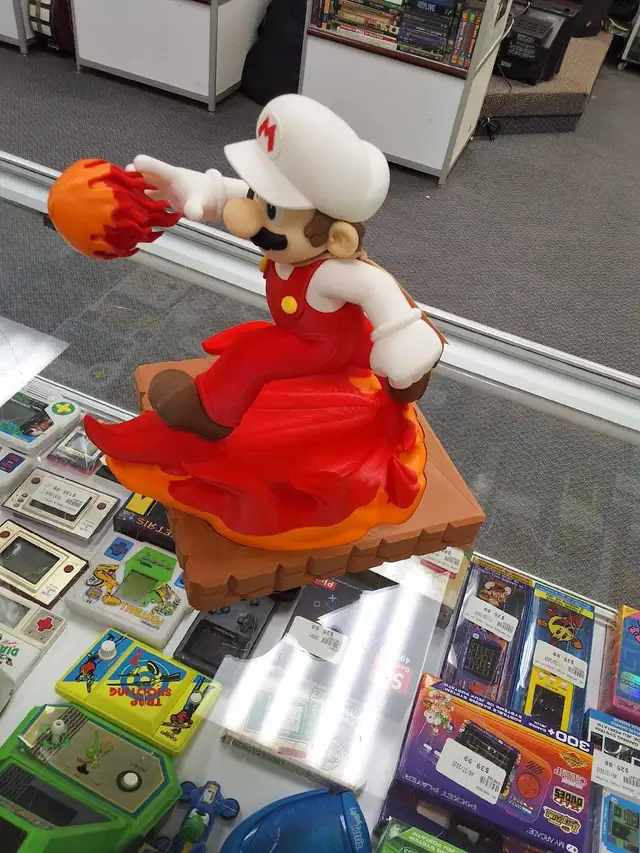 Super Mario Statue (Fire Mario) - Photo 2