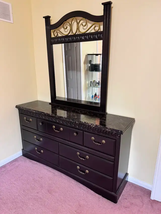 Queen Size Bedroom Set - Photo 2
