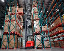 Orderpicker forklift operator