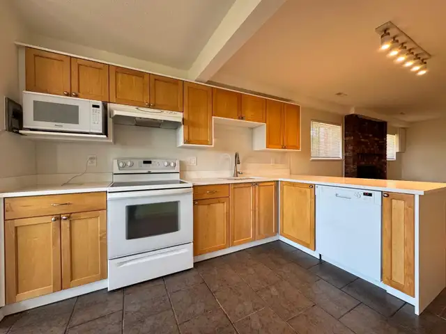 Bright & Beautiful North Vancouver Rental with Stunning Views - Photo 3