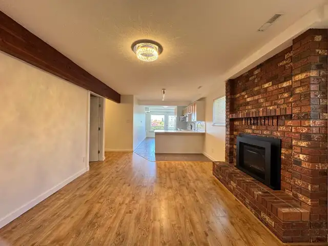 Bright & Beautiful North Vancouver Rental with Stunning Views - Photo 5