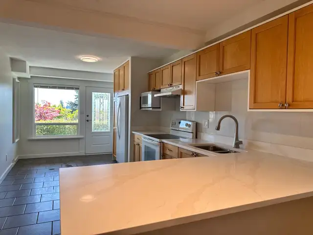 Bright & Beautiful North Vancouver Rental with Stunning Views - Photo 7
