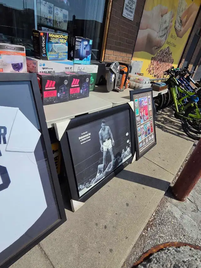 We Buy Sports Memorabilia - Photo 4