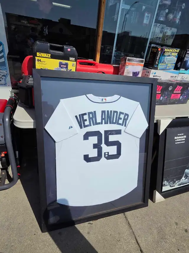 We Buy Sports Memorabilia - Photo 5
