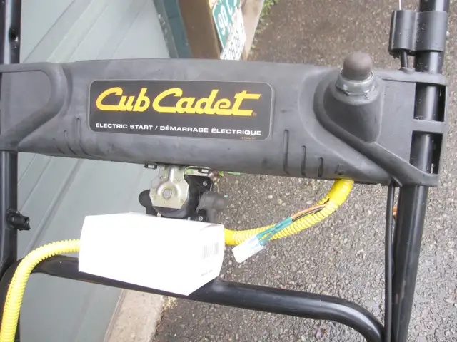 CUB CADET 173CC GAS ENGINE W/ELECTRIC START PUSH LAWN MOWER - Photo 3