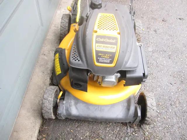CUB CADET 173CC GAS ENGINE W/ELECTRIC START PUSH LAWN MOWER - Photo 4