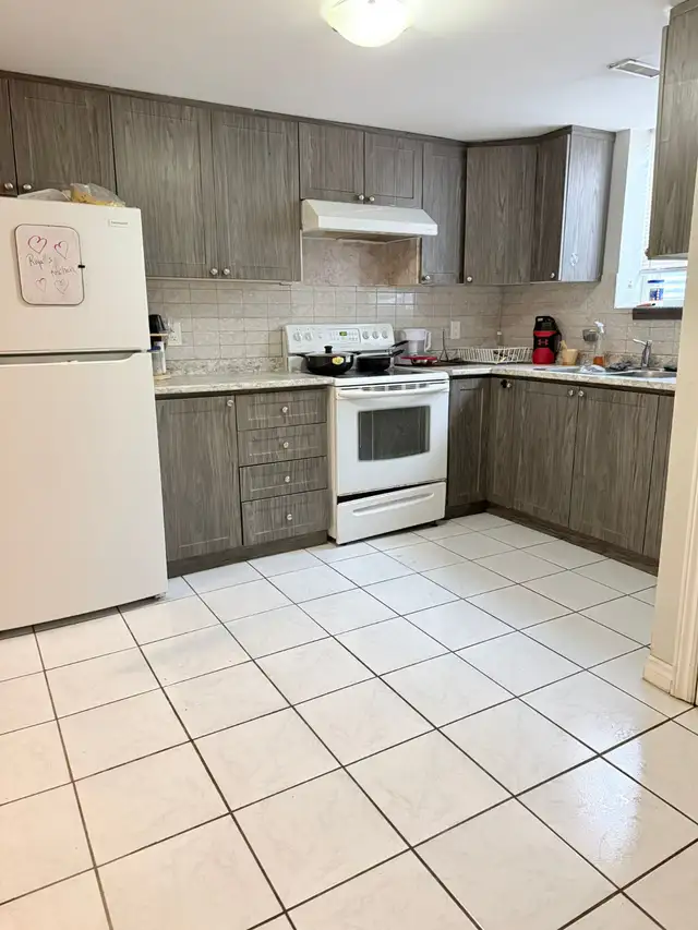 1 bedroom rent in basement - Photo 2