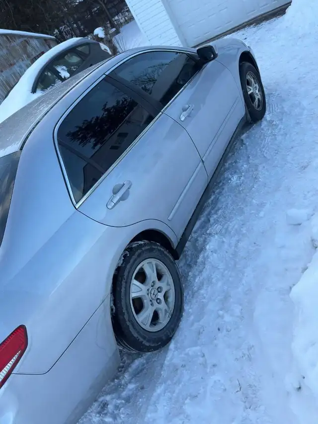 2005 Honda Accord – 225,000 KM – Silver - Photo 2