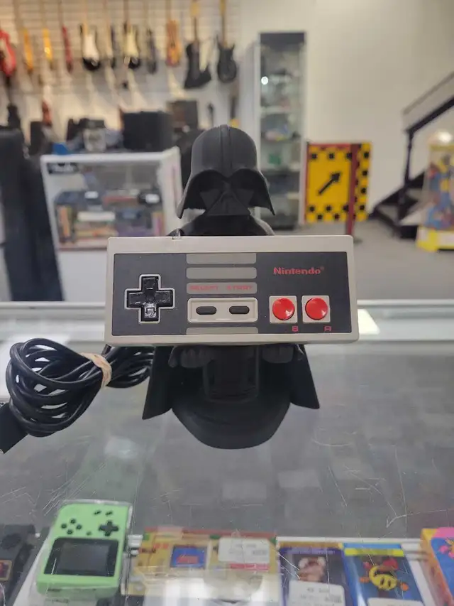 Darth Vader Statue/Controller Stand - Photo 2