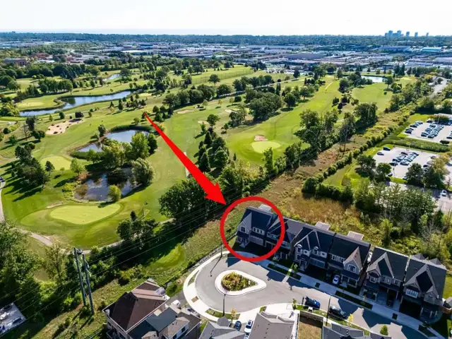 ✨ Oakville Golf Course Detached Home NEW PRICE REDUCTION ✨ - Photo 2
