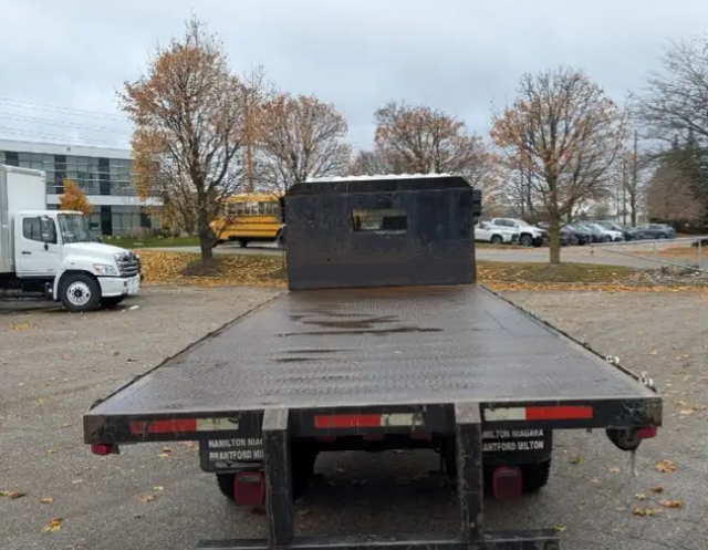 Flatbed Tuck for rent - Photo 2