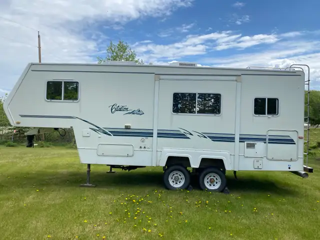 5th wheel holiday trailer - Photo 2