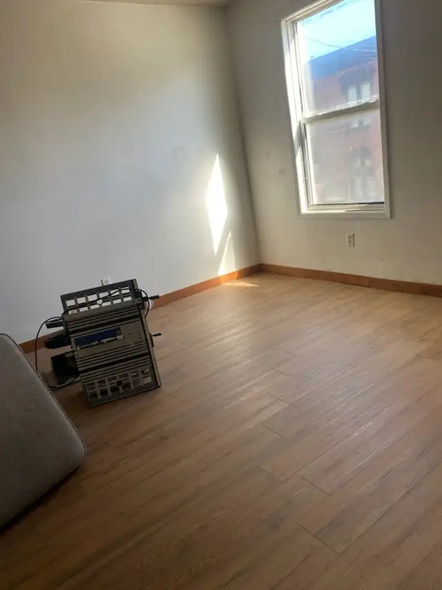 Uptown 3 brm with hydro, heat & water included/amenities nearby - Photo 10