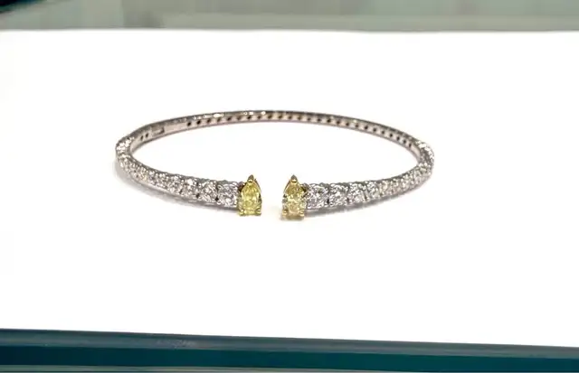 18karat 5.00CTW Gold Natural Fancy Diamond Bangle