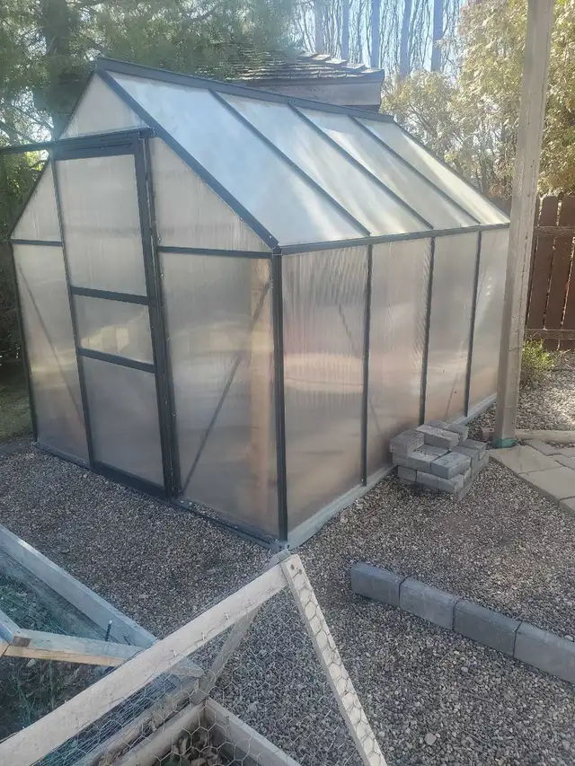 Mini Greenhouse - Photo 2