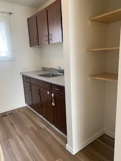 Renovate 3 Bedroom townhouse in Castledown area with 1.5 baths - Photo 4