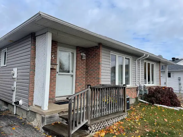 Lakefront Living: upgraded home w self contained basement unit - Photo 2