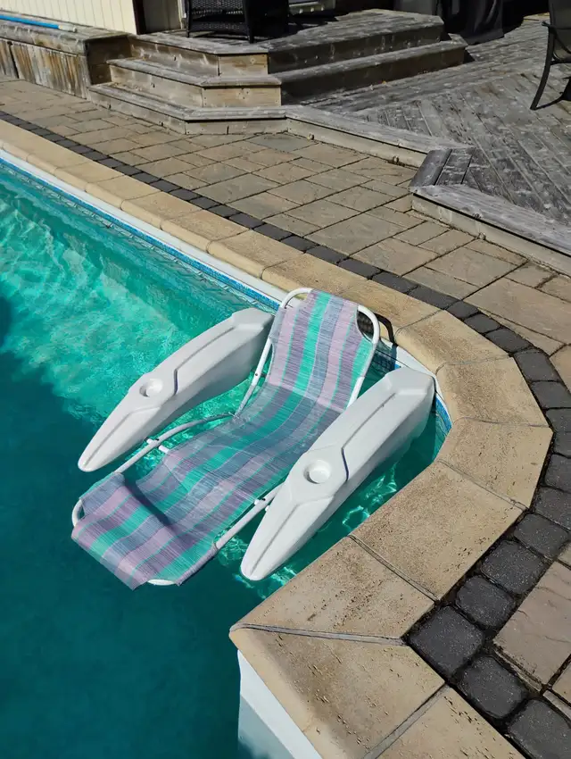 Floating lounge chair - Photo 3