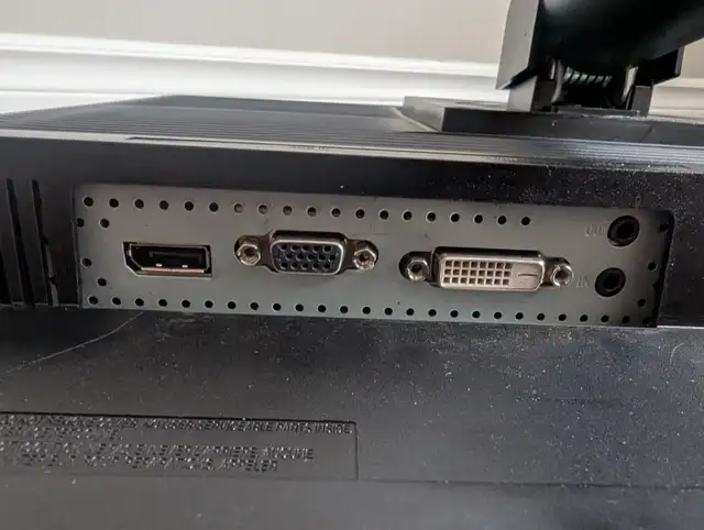 Like New Samsung 24" LED Monitor For Sale - Photo 6