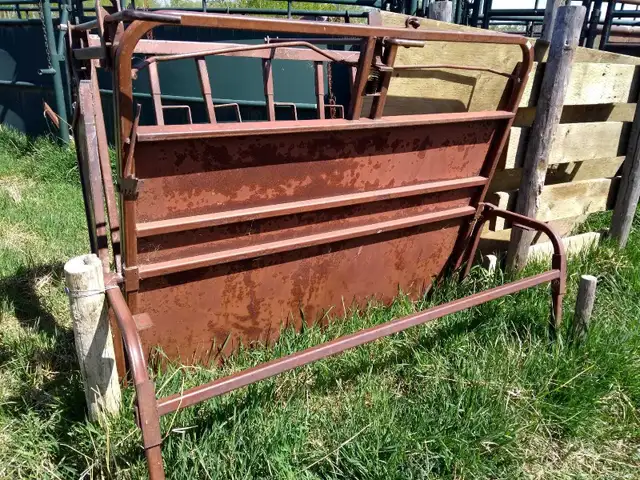 Calf Chute - Photo 2