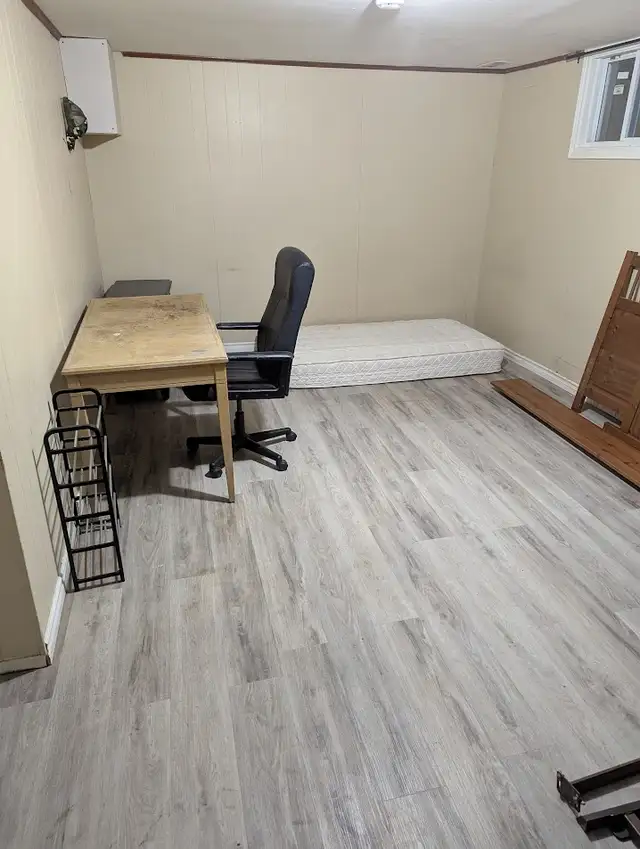 Large basement room in Heron Gate Mall. with bathroom. ASAP - Photo 2