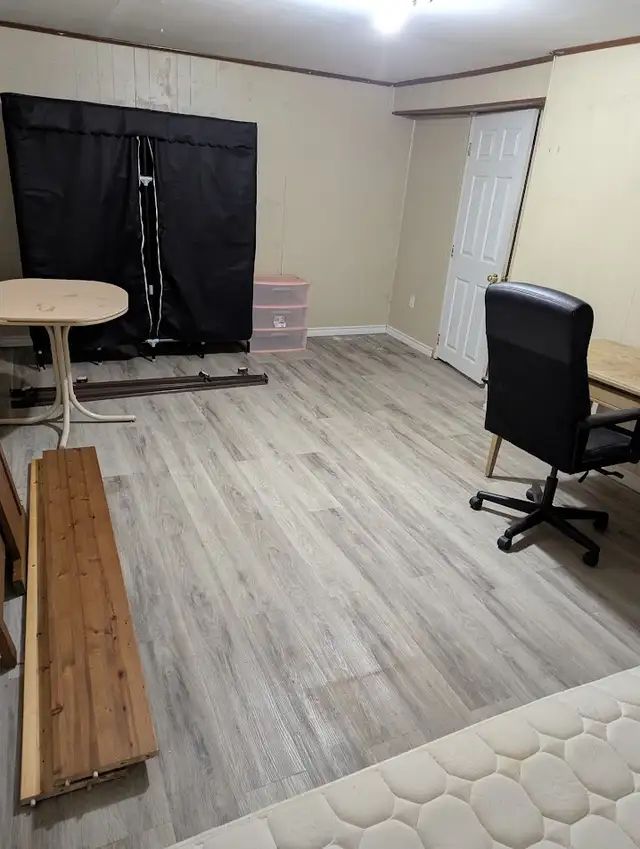 Large basement room in Heron Gate Mall. with bathroom. ASAP - Photo 3