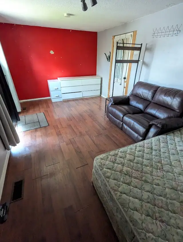Large basement room in Heron Gate Mall. with bathroom. ASAP - Photo 6