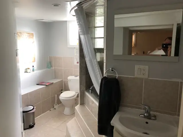 Half Off 1st Month Clean Private Room June 1st Brampton - Photo 3