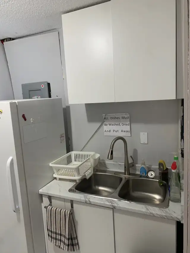 Half Off 1st Month Clean Private Room June 1st Brampton - Photo 7