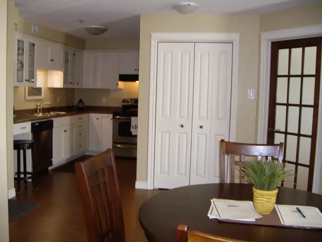 Spacious 2 Bedroom corner unit on top floor with beautiful views - Photo 4
