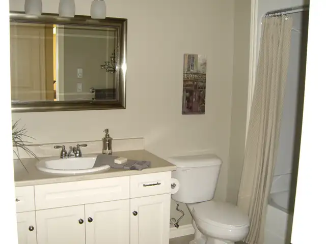 Spacious 2 Bedroom corner unit on top floor with beautiful views - Photo 6