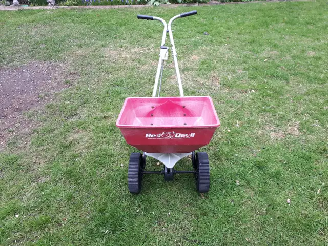 Seed/Fertilizer spreader.  Buy/Rent - Photo 2