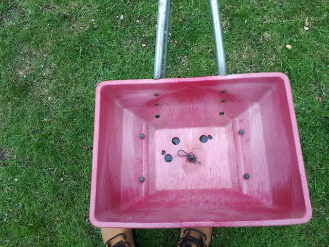 Seed/Fertilizer spreader.  Buy/Rent - Photo 3