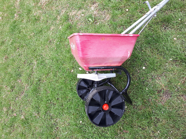 Seed/Fertilizer spreader.  Buy/Rent - Photo 5