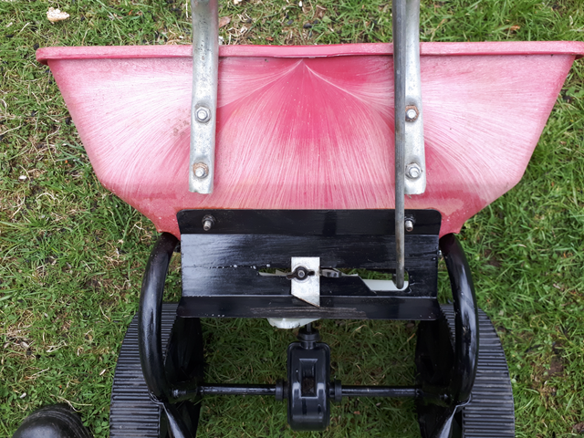 Seed/Fertilizer spreader.  Buy/Rent - Photo 7