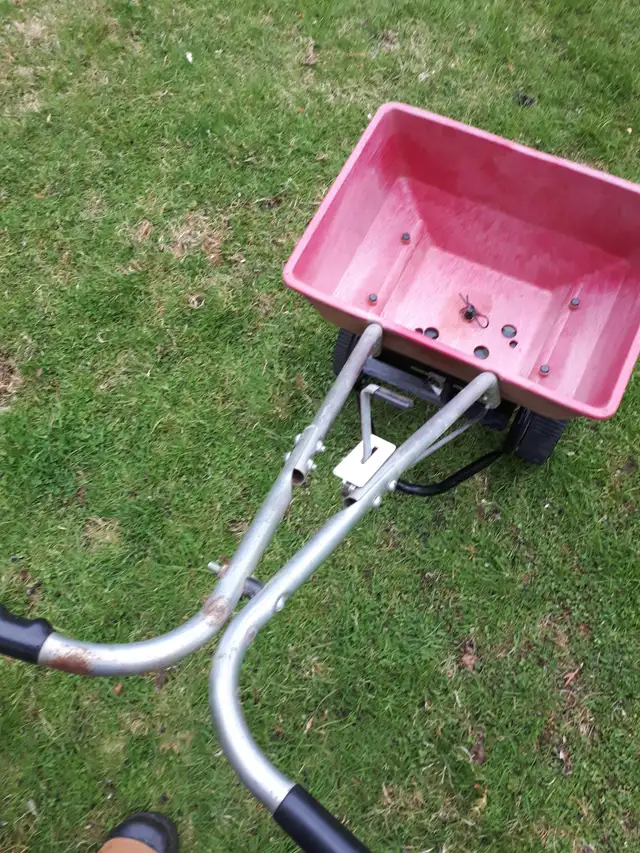 Seed/Fertilizer spreader.  Buy/Rent - Photo 9