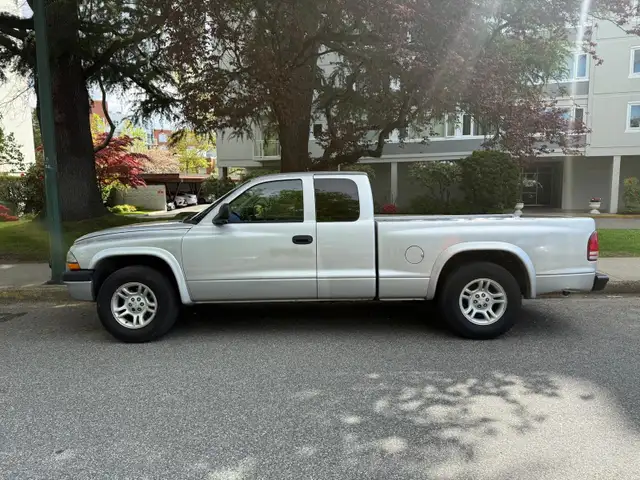 2005 Dodge Dakota SXT - Photo 2