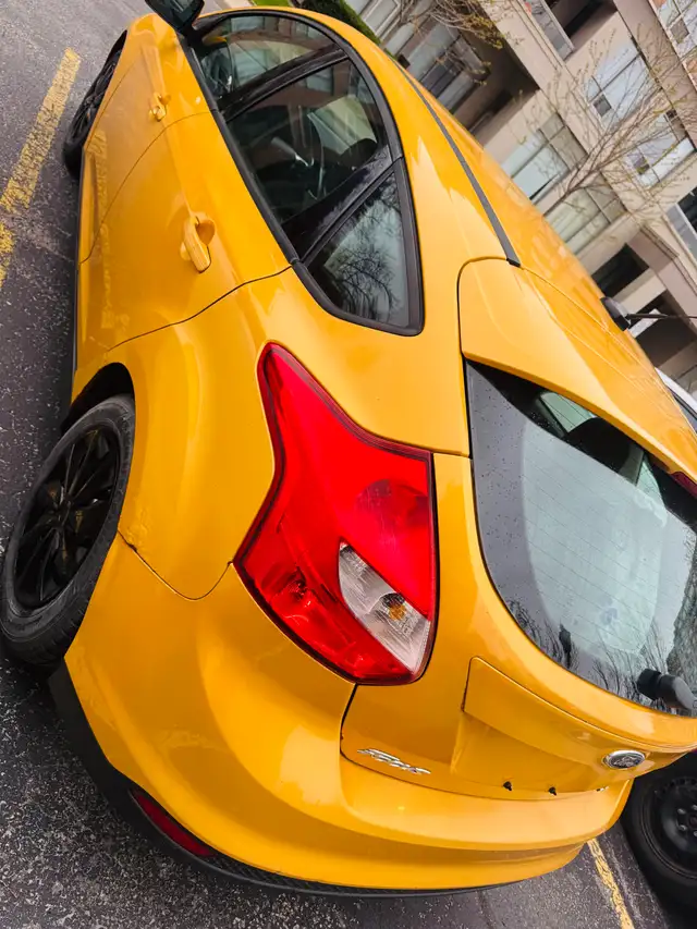 2012 Ford Focus Sport ( LOW KM ) - Photo 4