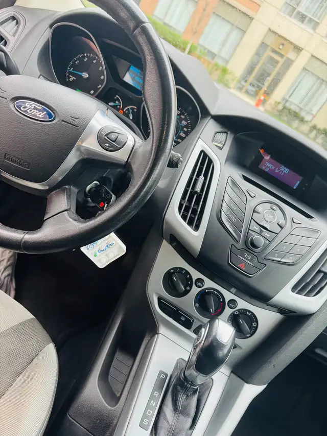 2012 Ford Focus Sport ( LOW KM ) - Photo 7
