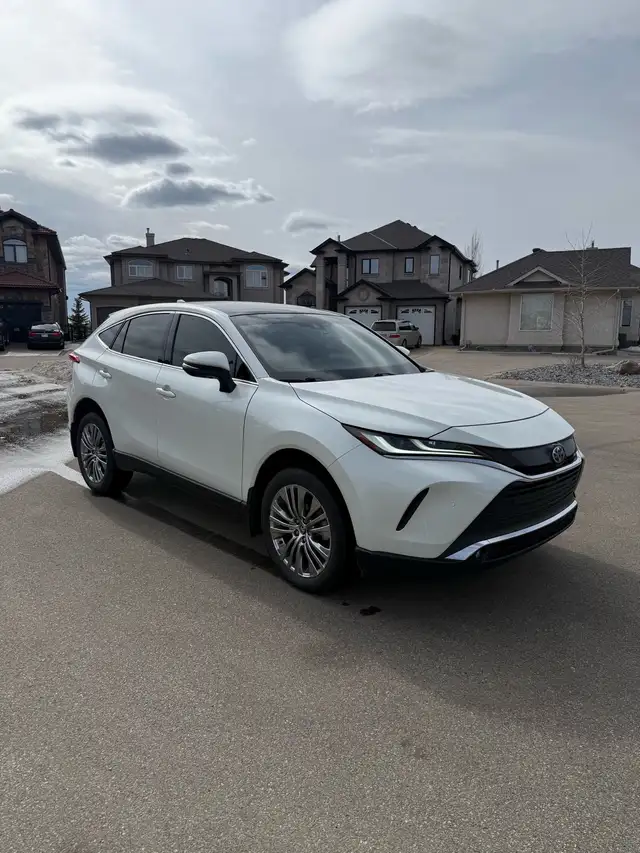 $39,999 – 2022 Toyota Venza Limited Hybrid AWD | Fully Loaded |