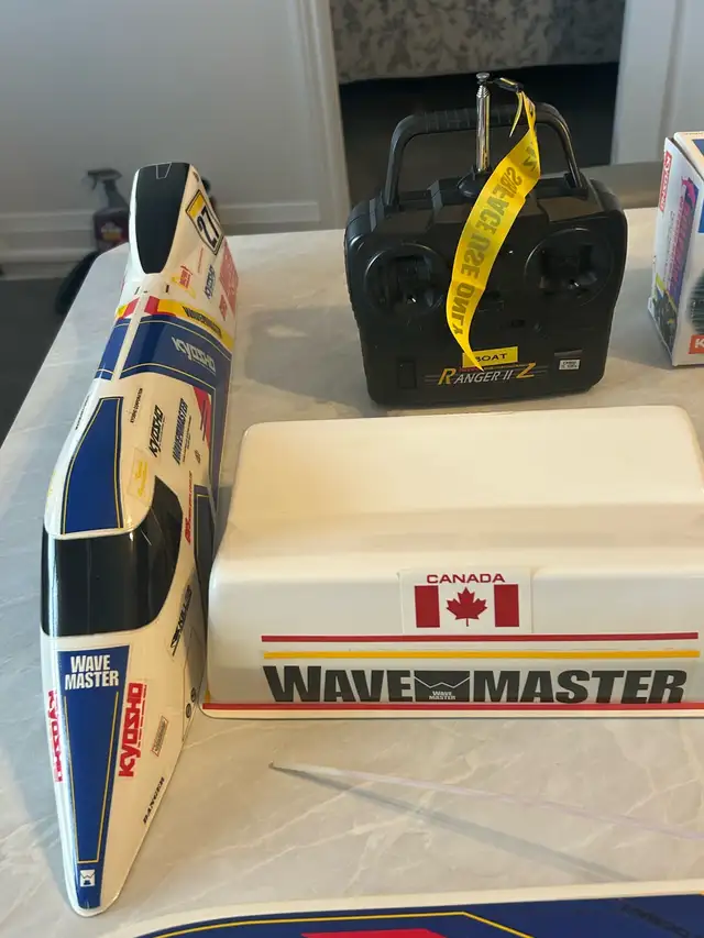 Wave Master Radio Control Speed Boat - Photo 3