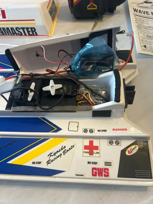 Wave Master Radio Control Speed Boat - Photo 5