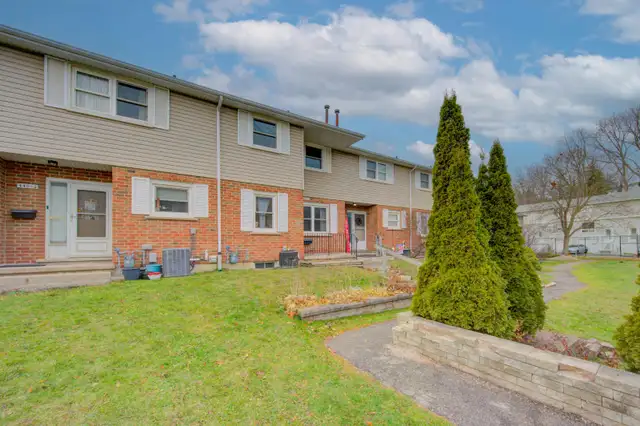 Townhouse For Sale in Kitchener 3 Bb/2Bath