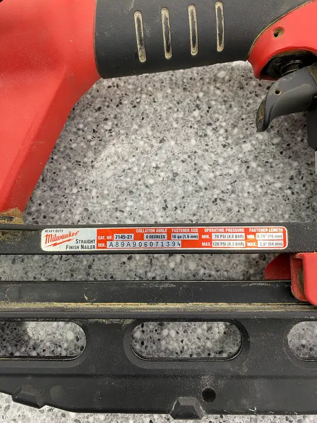 Milwaukee 7145 Straight Finish Nailer - Photo 2
