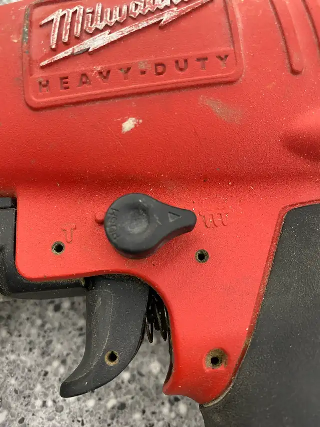 Milwaukee 7145 Straight Finish Nailer - Photo 3