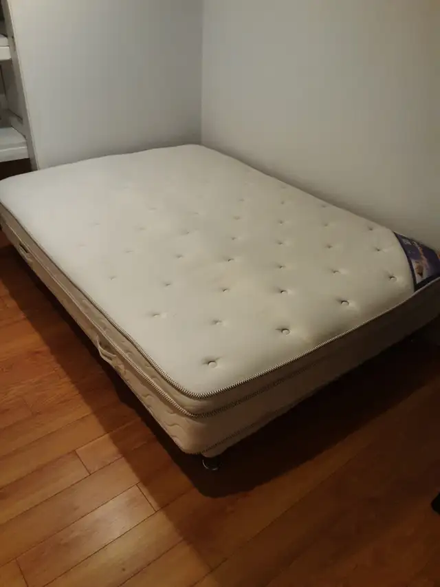 Lit double avec matelas a donner