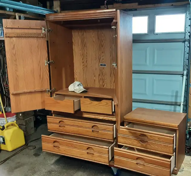 Dresser/Armoire - Photo 2