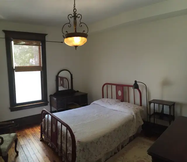 Downtown Shared Furnished 2 Bedroom (Heat&Water incl) - Photo 6