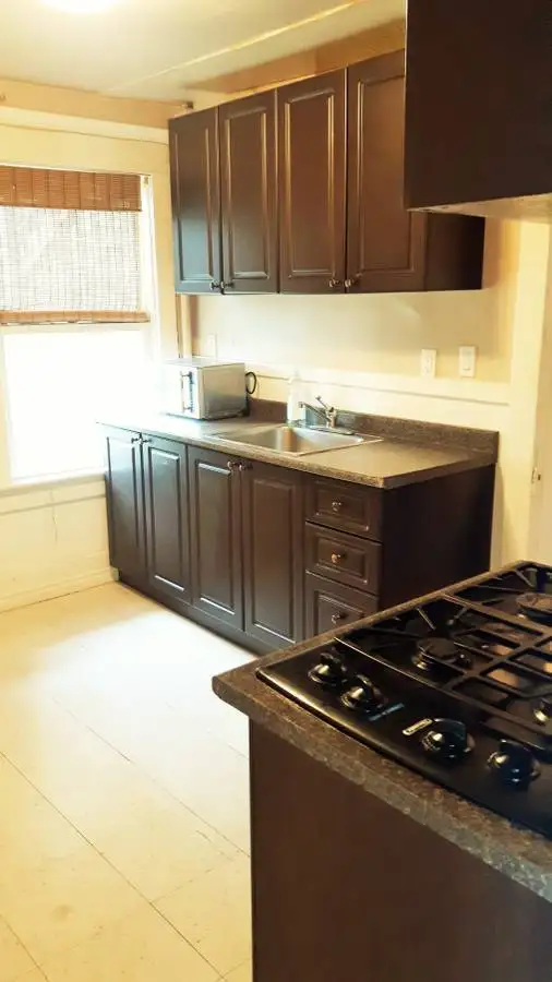 (DOWNTOWN) Private ROOM with Private DECK, Furnished@2-bedrooms - Photo 3