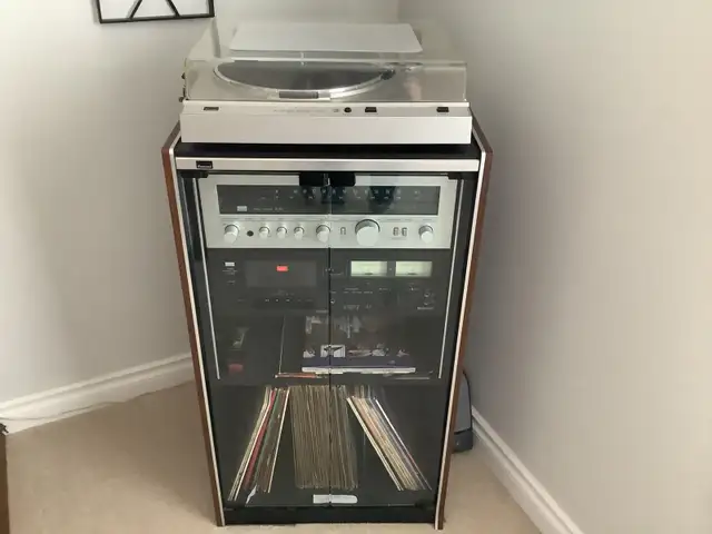 Samsun entertainment stereo with record player comes with 67 LPs